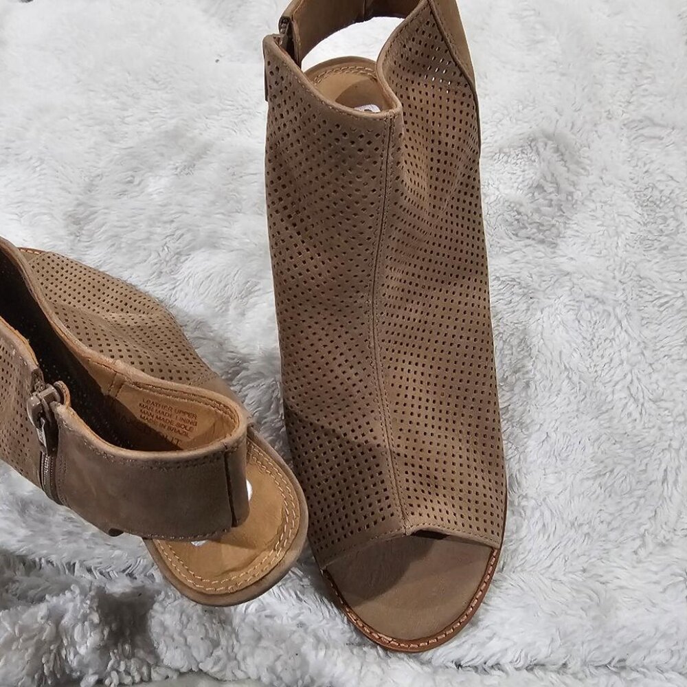 Women's Gianni Bini Suede Open Toe Booties - Picture 7 of 9